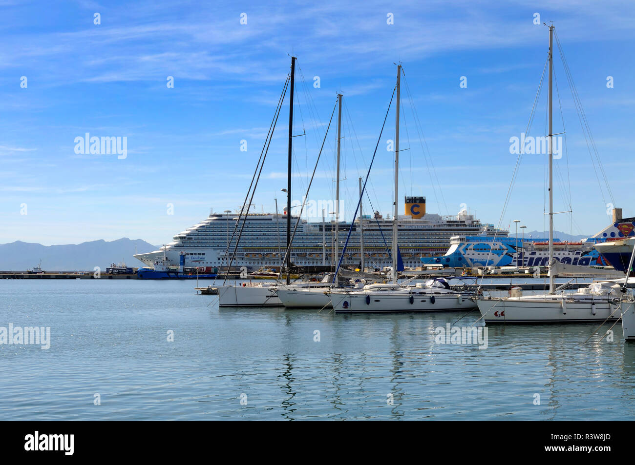 Costa Kreuzfahrtschiffe im Hafen Stockfoto