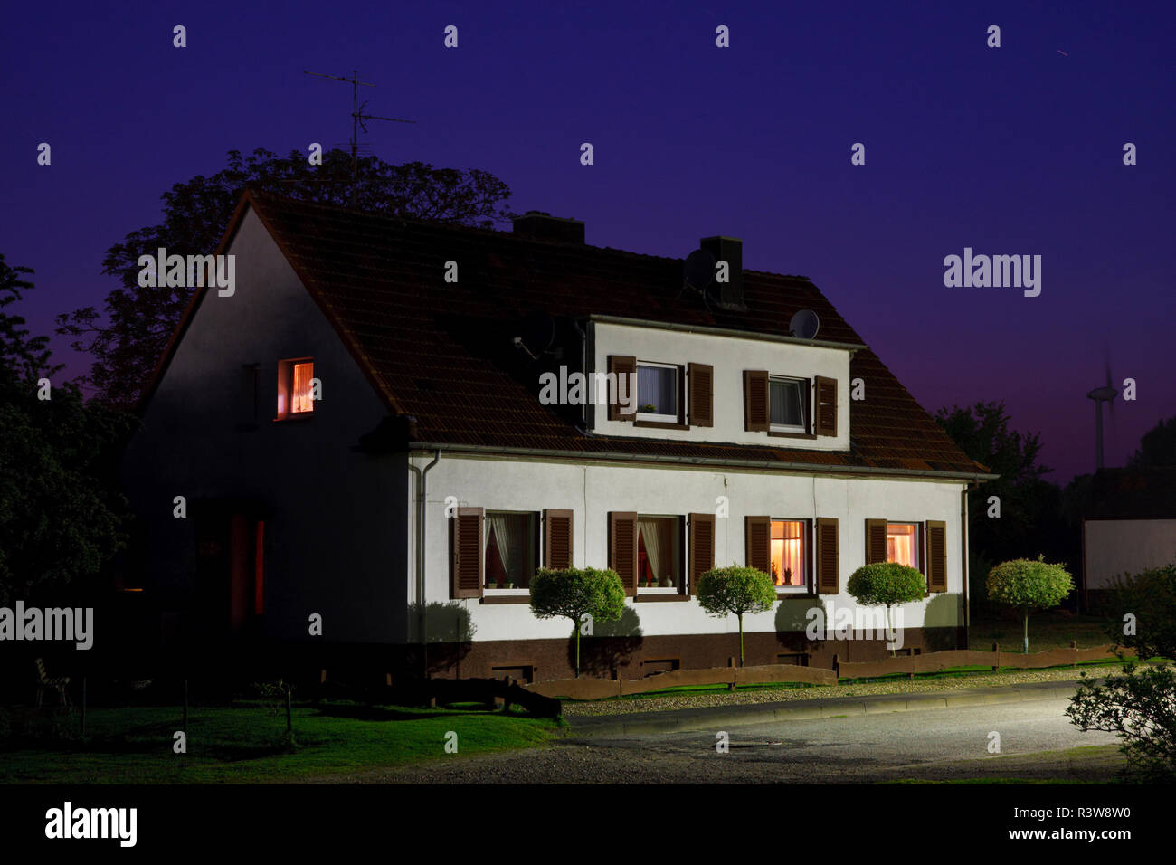 Nacht sicht eines Deutschen Doppelhaushälfte. Stockfoto