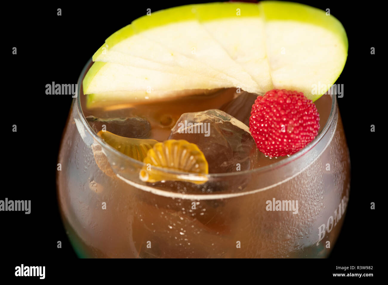Spezielle Eistee Cocktail Rum mit Cola, light, Blue Curacao und süß-saurer mit isolierten schwarzen Hintergrund Stockfoto