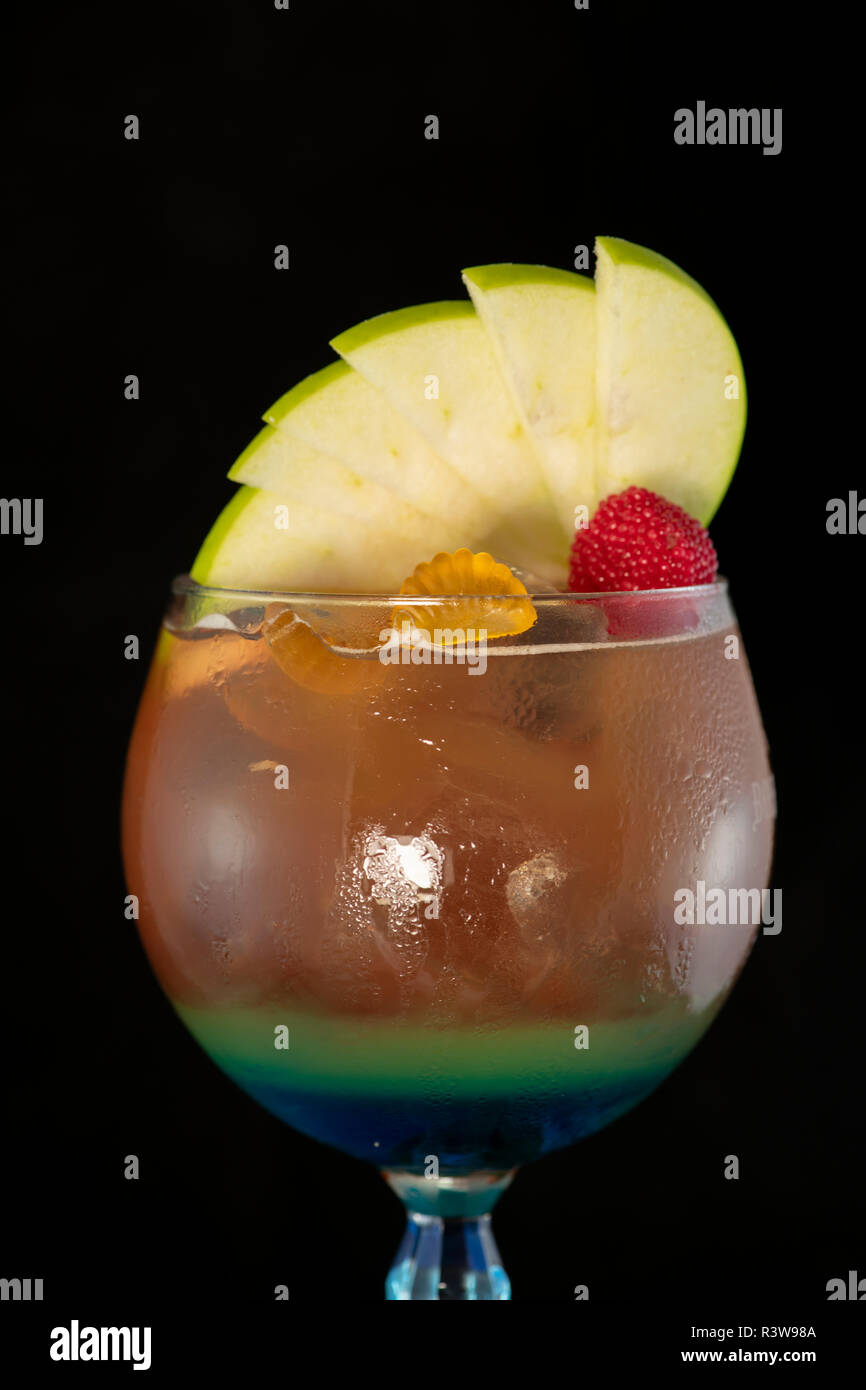 Spezielle Eistee Cocktail Rum mit Cola, light, Blue Curacao und süß-saurer mit isolierten schwarzen Hintergrund Stockfoto