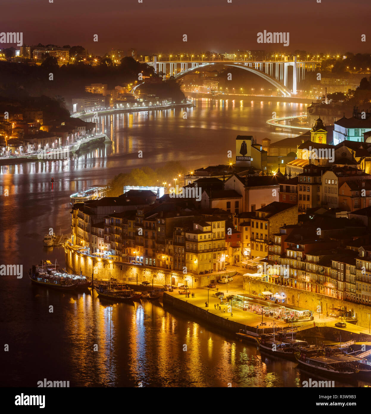 Sonnenuntergang über Rio Douro. Links Vila Nova de Gaia, die alte Stadt. Die Altstadt ist als UNESCO-Weltkulturerbe. Portugal Stockfoto