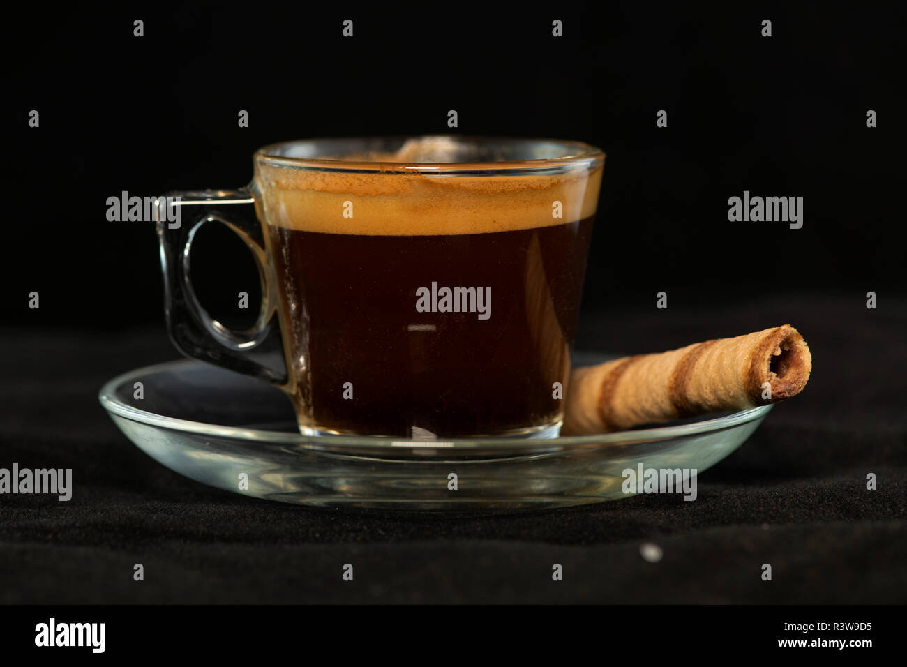Doppelter Espresso und Wafer Rolle mit isolierten schwarzen Hintergrund Stockfoto
