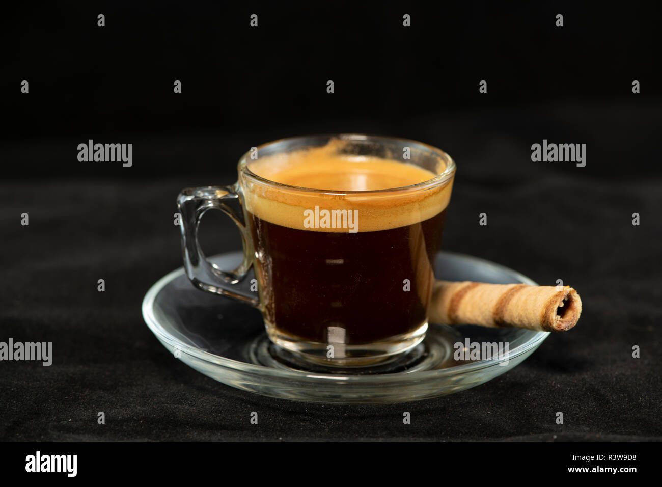 Doppelter Espresso und Wafer Rolle mit isolierten schwarzen Hintergrund Stockfoto