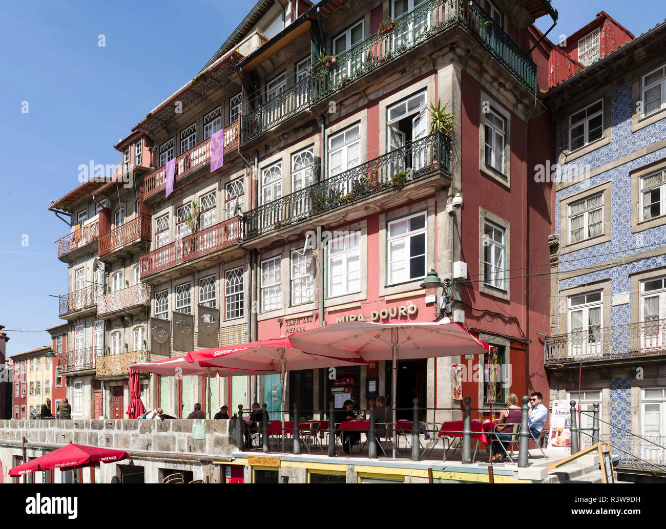 Das Viertel Ribeira am alten Hafen in der Altstadt mit der berühmten Reihe von Häusern. Die Altstadt ist als UNESCO-Weltkulturerbe. Portugal Stockfoto
