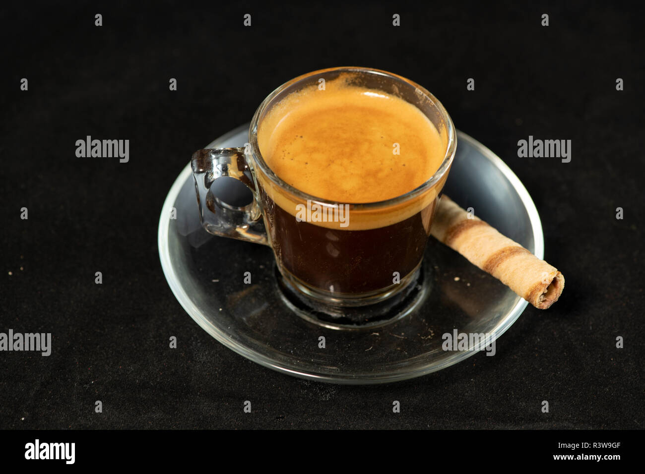 Doppelter Espresso und Wafer Rolle mit isolierten schwarzen Hintergrund Stockfoto