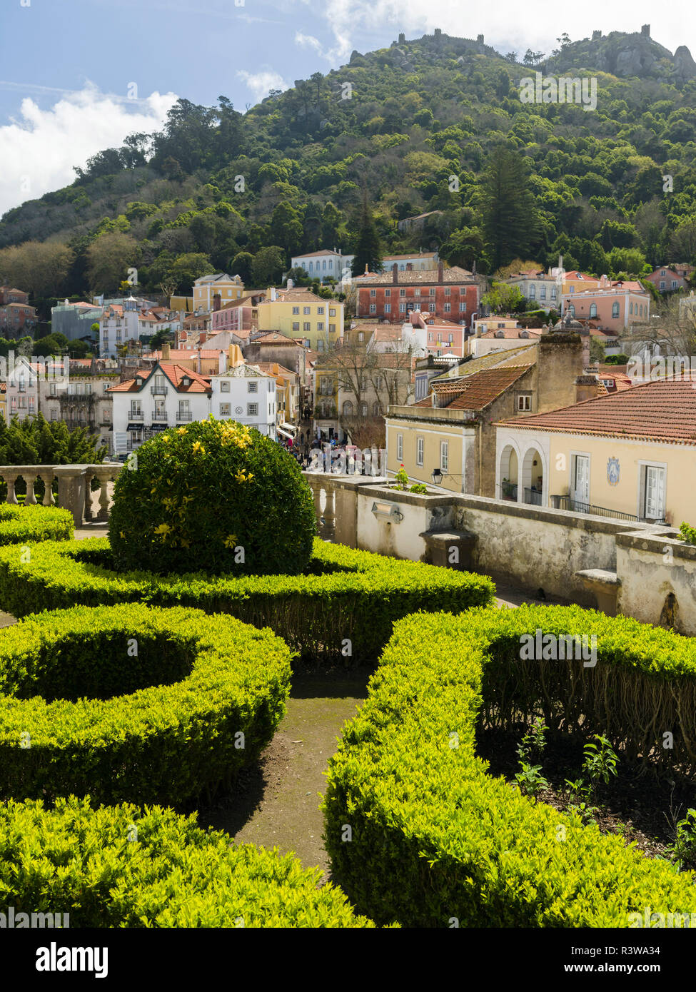 Palácio Nacional de Sintra, in der Nähe von Lissabon, Teil der UNESCO. Blick auf die Stadt Sintra aus dem Garten Der araukarien. Südeuropa, Portugal Stockfoto