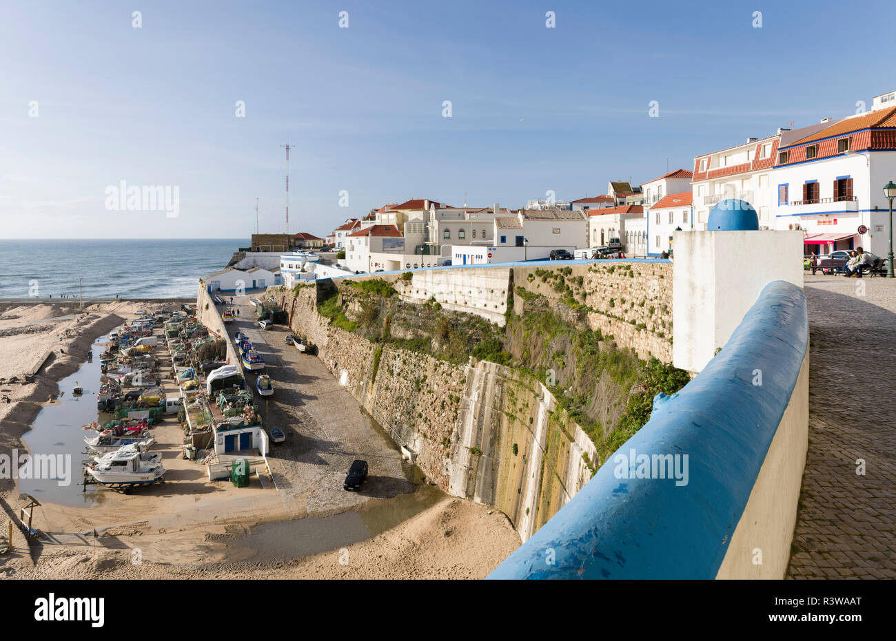 Fischerdorf Ericeira. Der alte Hafen und Strand Praia dos Pescadores. Südeuropa, Portugal Stockfoto