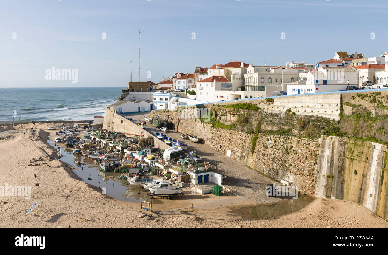 Fischerdorf Ericeira. Der alte Hafen und Strand Praia dos Pescadores. Südeuropa, Portugal Stockfoto