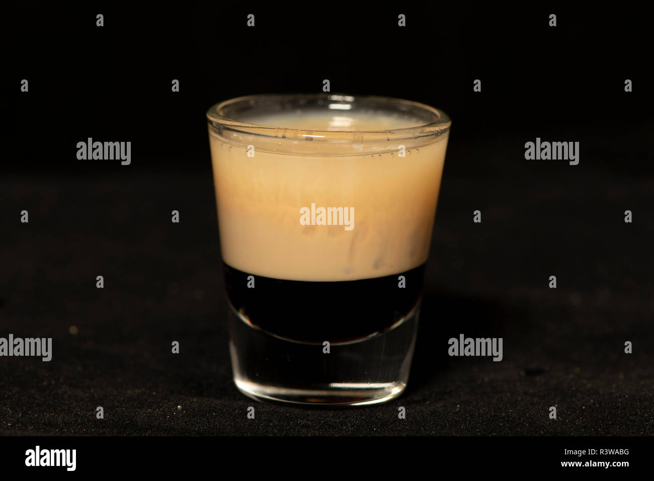 B52 Cocktail mit Kahlua, Baileys und Cointreau mit isolierten schwarzen Hintergrund Stockfoto