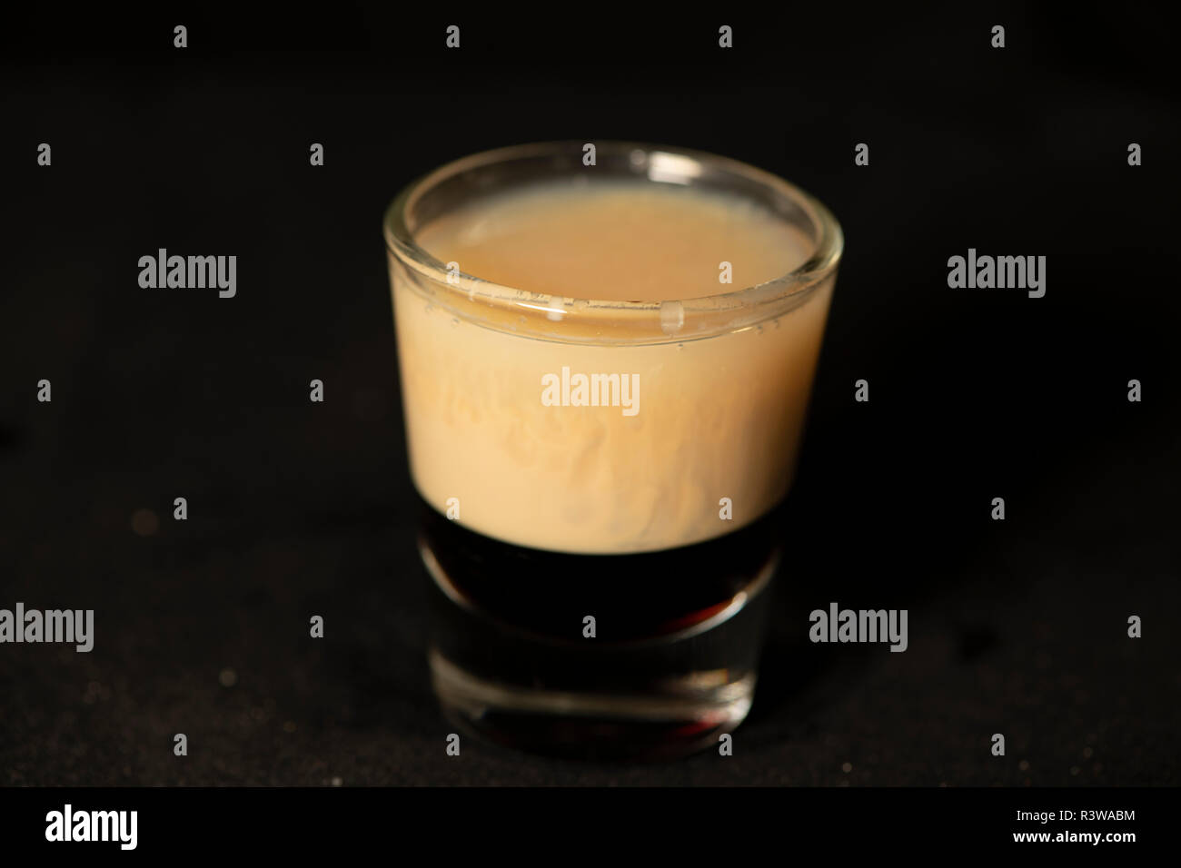 B52 Cocktail mit Kahlua, Baileys und Cointreau mit isolierten schwarzen Hintergrund Stockfoto