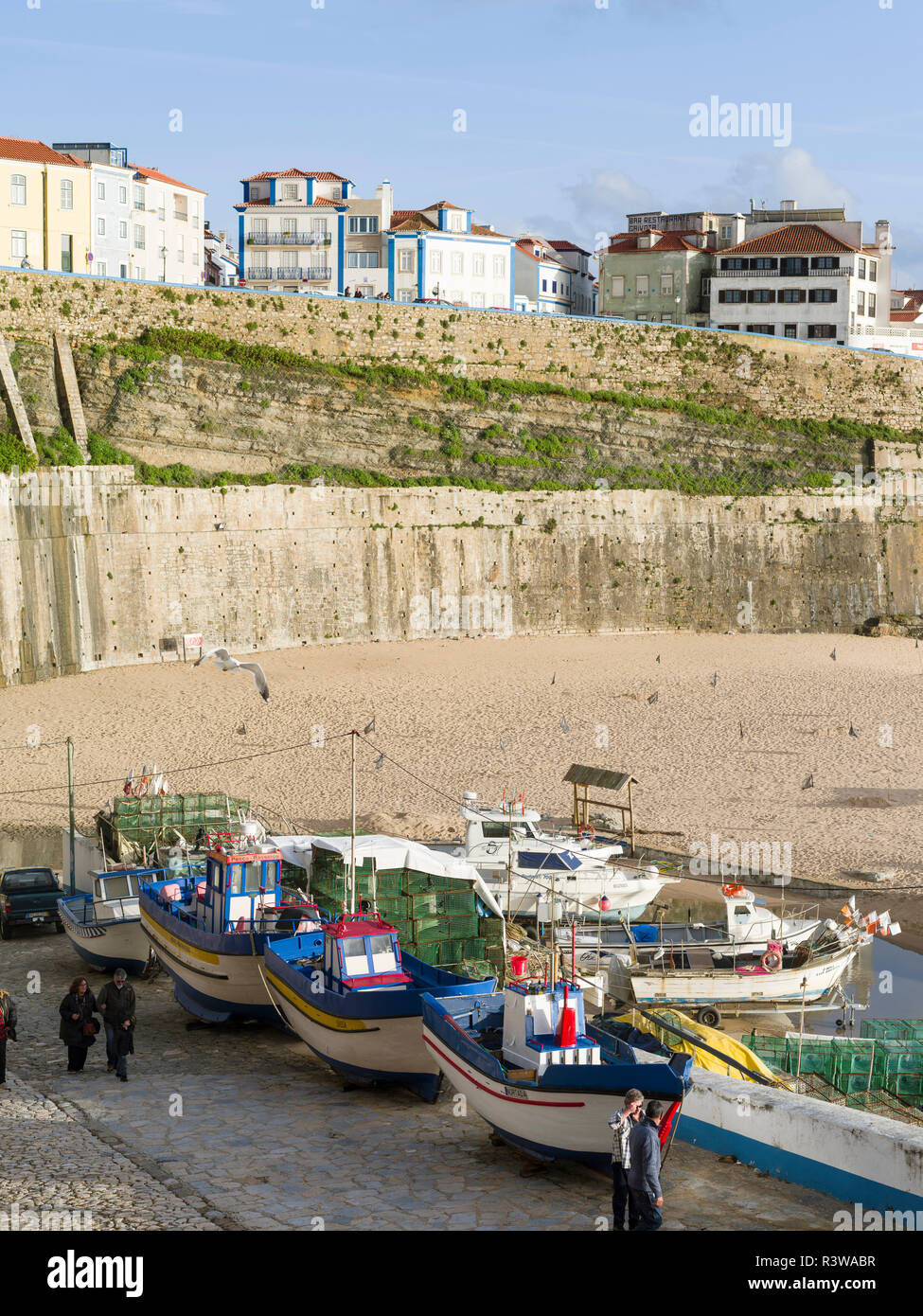 Fischerdorf Ericeira. Der alte Hafen und Strand Praia dos Pescadores. Südeuropa, Portugal Stockfoto
