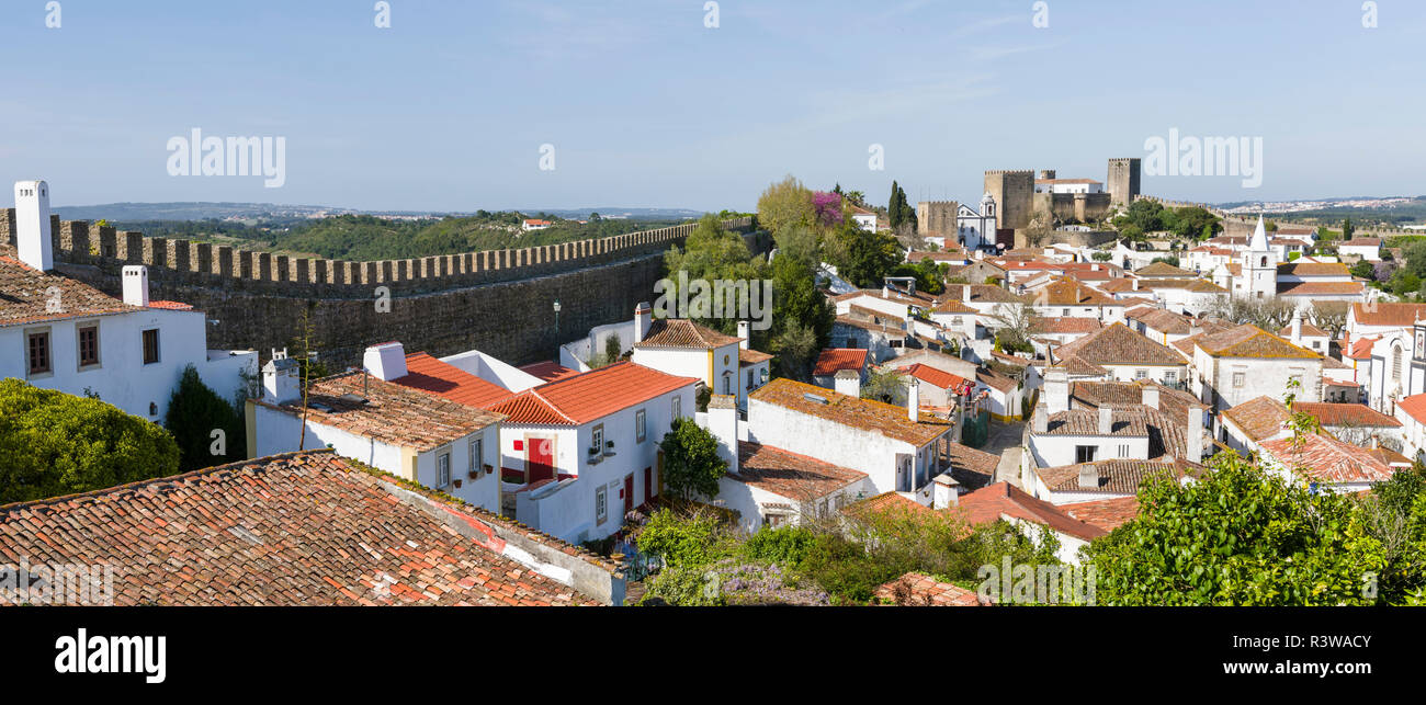 Blick über die Stadt. Kleinen historischen Stadt Obidos mit einem mittelalterlichen Altstadt. Touristische Attraktion nördlich von Lissabon, Portugal Stockfoto