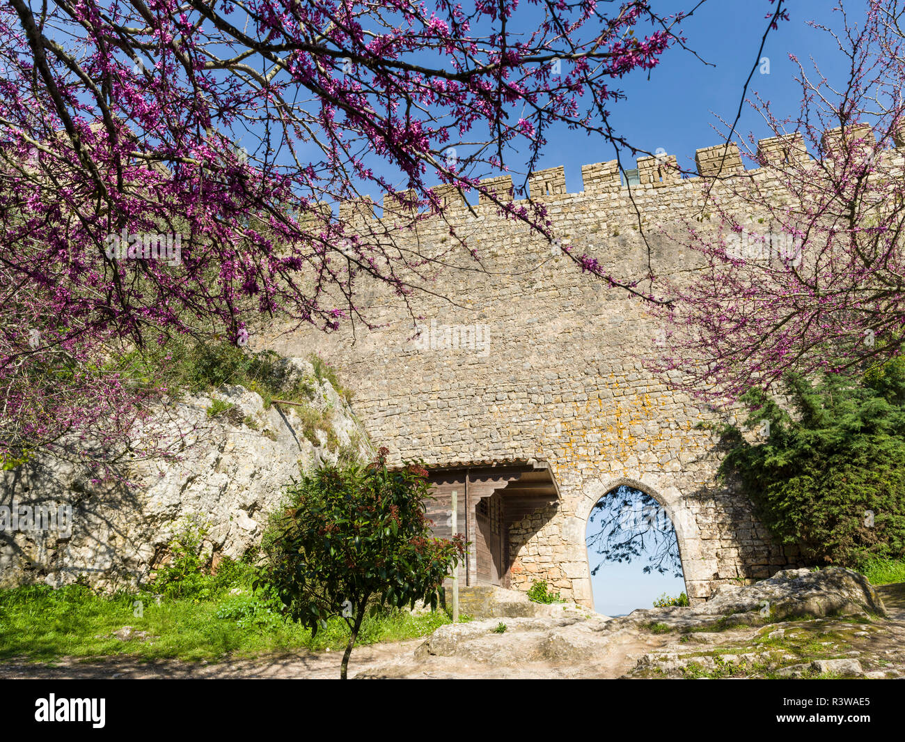 Stadtmauer mit Tor. Kleinen historischen Stadt Obidos mit einem mittelalterlichen Altstadt. Touristische Attraktion nördlich von Lissabon, Portugal Stockfoto