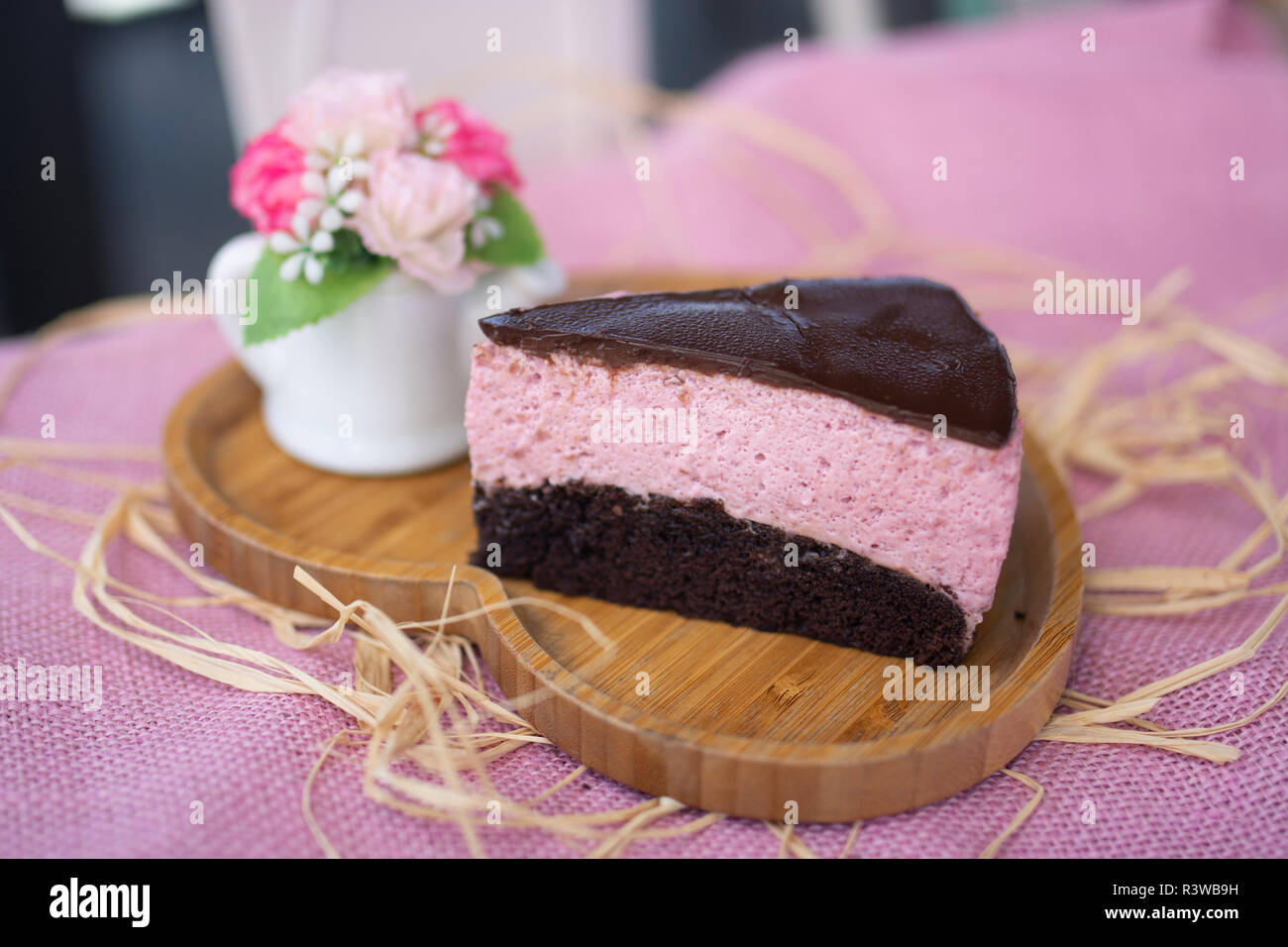 Schokolade und Berry Mousse Cake auf rosa Hintergrund Stockfoto