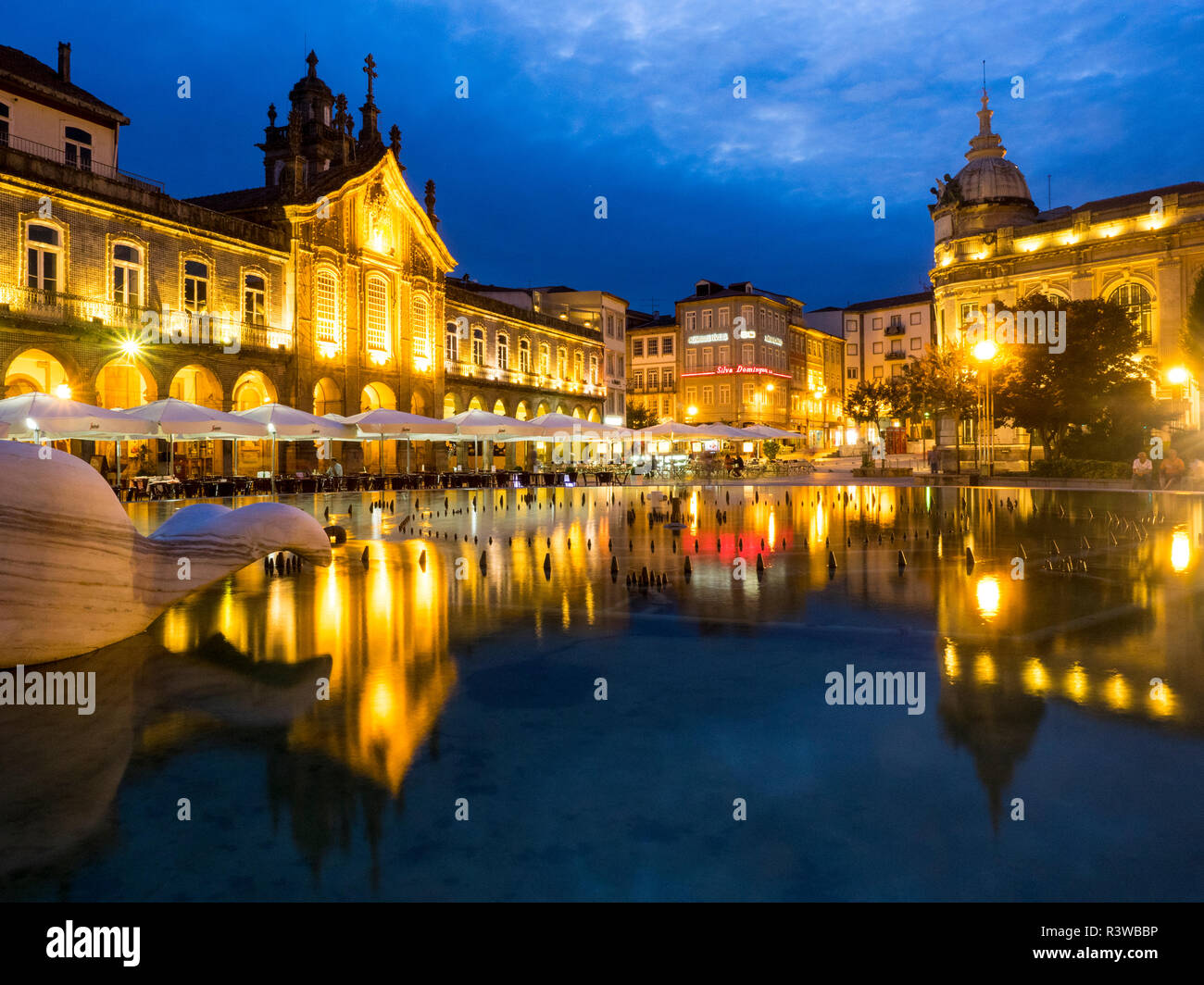 Sonnenuntergang auf dem Gehweg von Cafes und Marktplatz in der Dämmerung, Praça da Republica Stockfoto