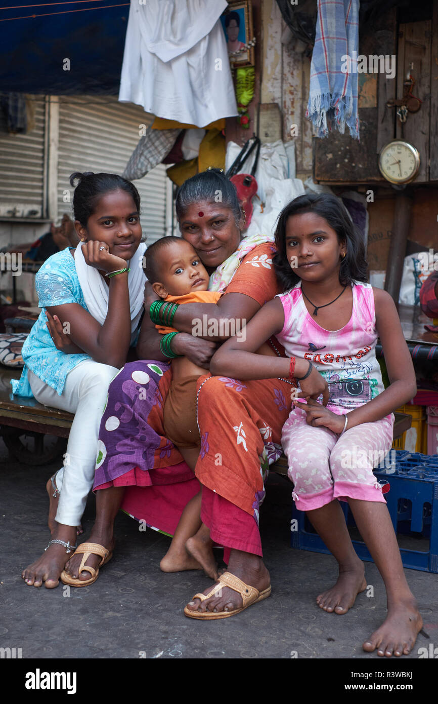 Eine glückliche Familie von sogenannten Pavement dwellers oder Obdachlose, ordentlich Mumbadevi Tempel in Mumbai, Indien Stockfoto