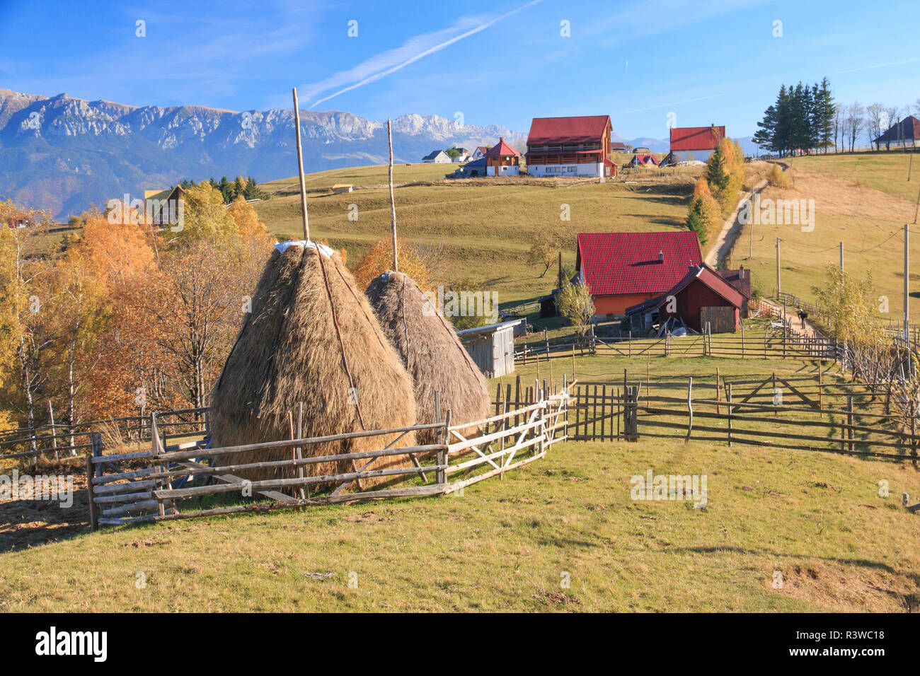 Rumänien, Siebenbürgen, Karpaten, Magura, Piatra Craiului National Park. Altes Bauernhaus mit Heu stack. Stockfoto