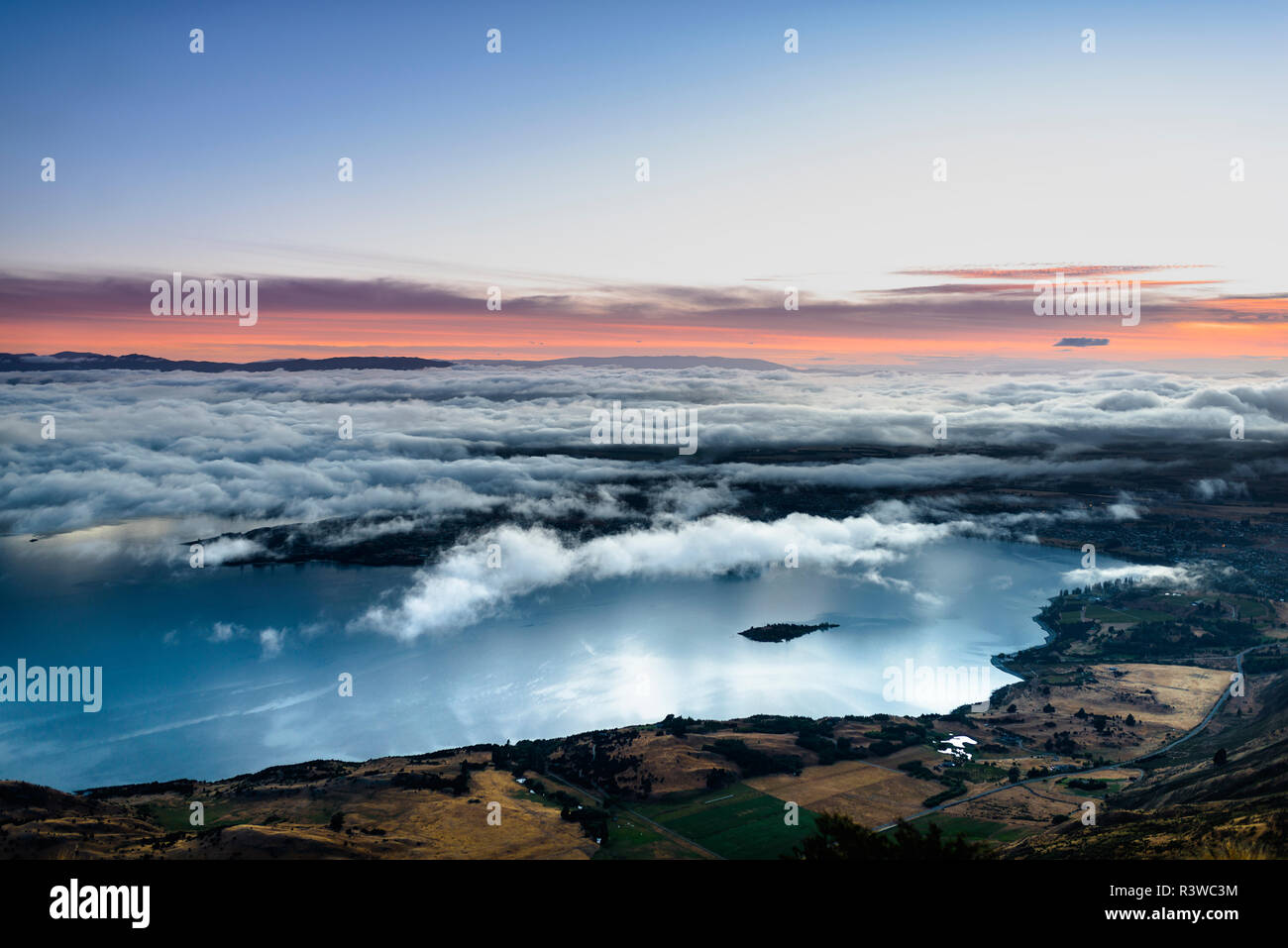 Neuseeland, Südinsel, Otago, Luftaufnahme von Lake Wanaka bei Sonnenaufgang Stockfoto