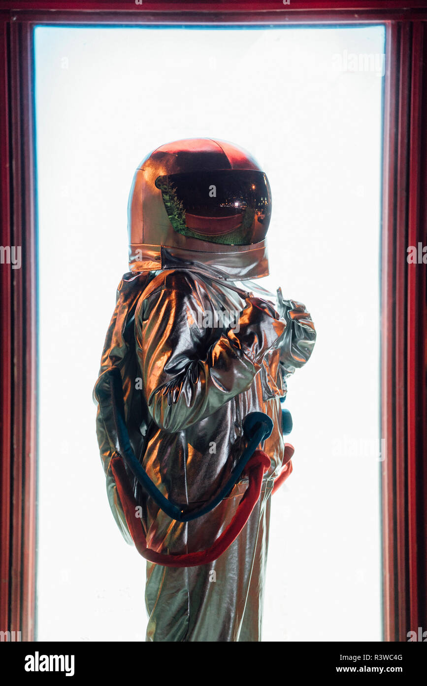 Spaceman stehend an einer beleuchteten Kasten Stockfoto
