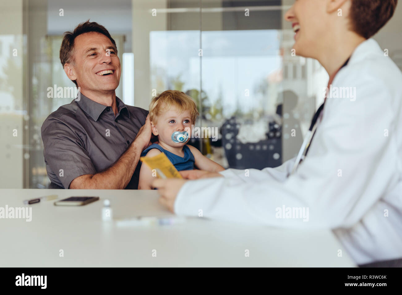 Vater und Sohn Consulting eine pedeatrician Stockfoto