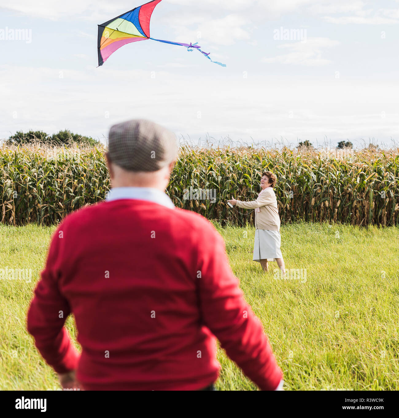 Senior paar fliegende Drachen in ländlichen Landschaft Stockfoto