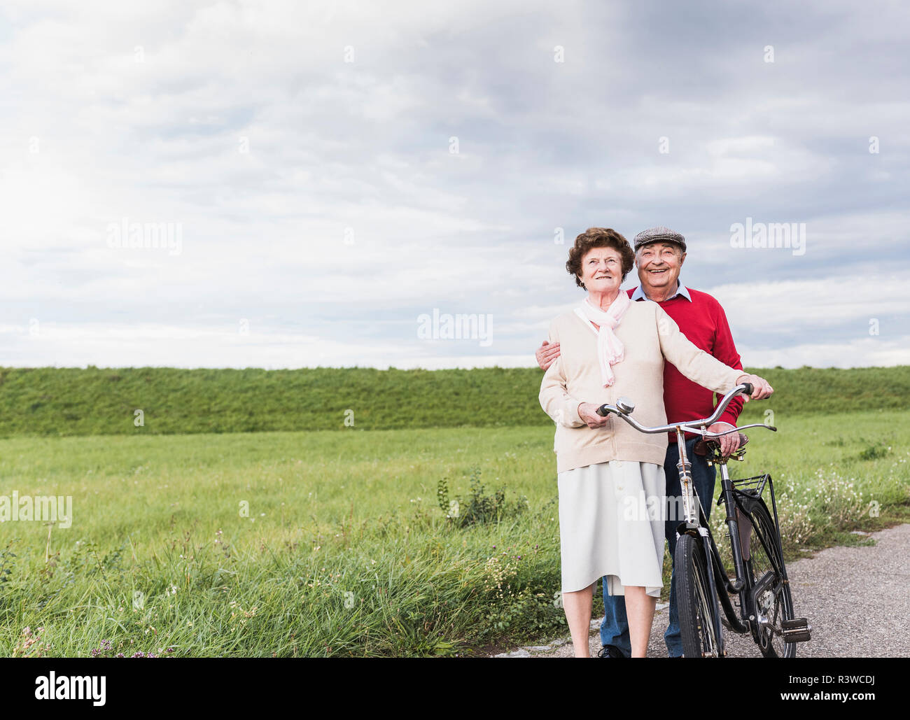 Senior Paar mit Fahrrädern in ländlichen Landschaft Stockfoto