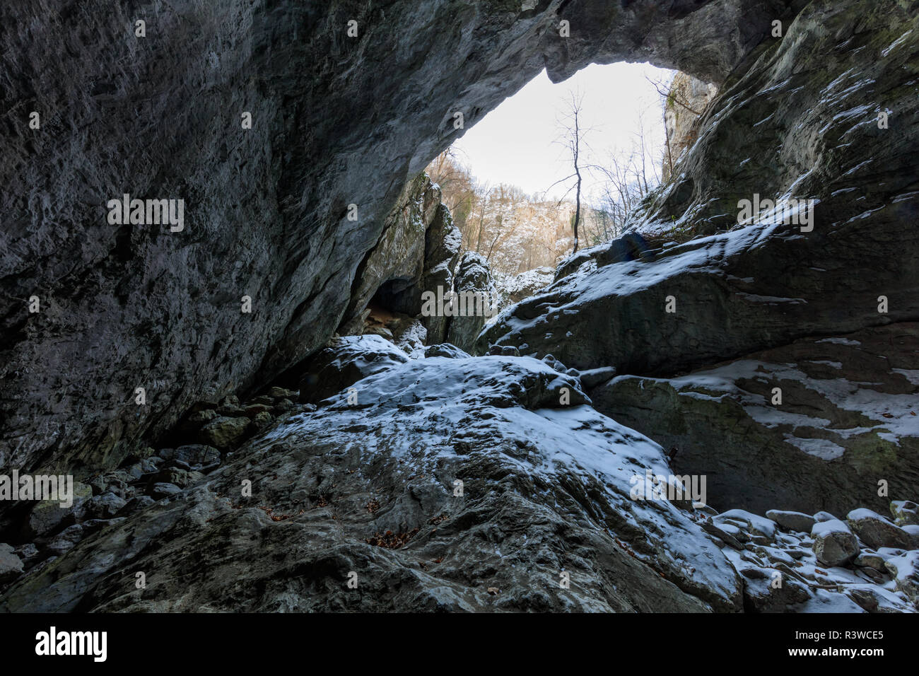 Ponicova Höhleneingang am linken Ufer der Donau in Ciucaru Mare Berge, Rumänien Stockfoto