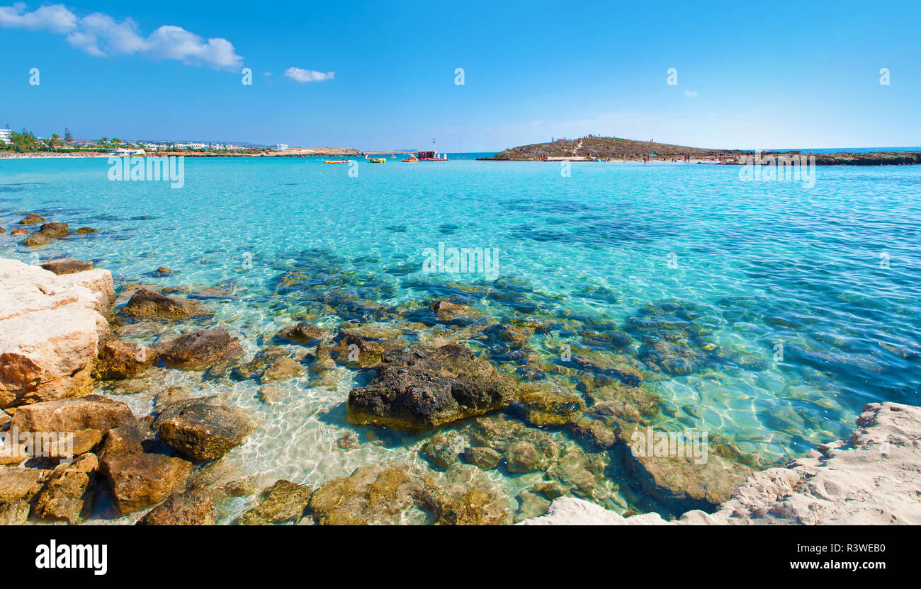 Panoramabild der atemberaubenden Nissi Beach in Agia Napa, Zypern. Weißer Sand und Meer unten unter transparenten Türkis Hellblau Wasser in einer Bucht. Krieg Stockfoto
