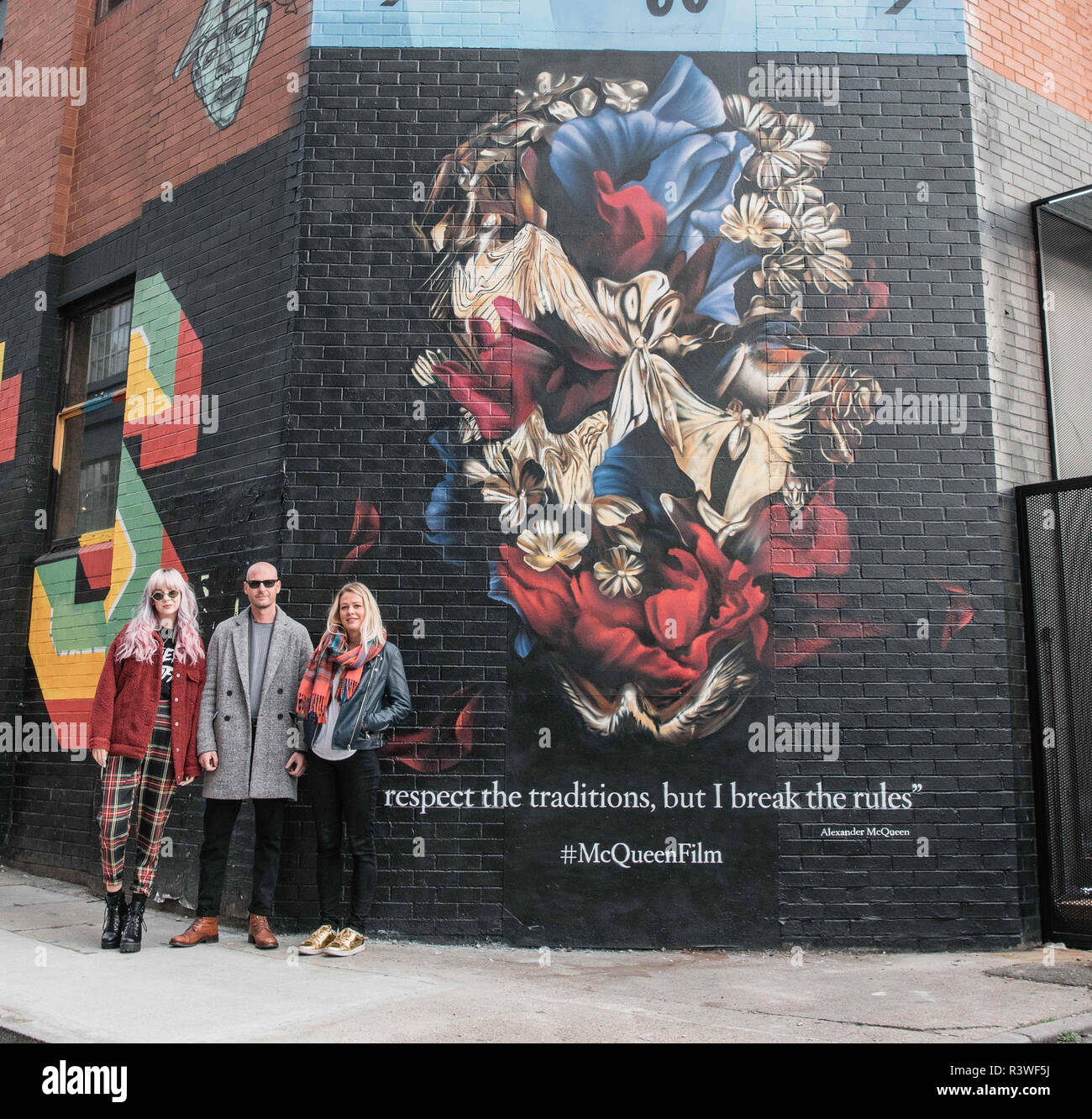 Künstler Sophie Meseg von Graffiti leben, Gary McQueen, Neffe von Alexander  McQueen und Mode Symbol Zoe London besucht heutige Start einer Wandmalerei,  die in Shoreditch für eine Woche errichtet wurde nur in