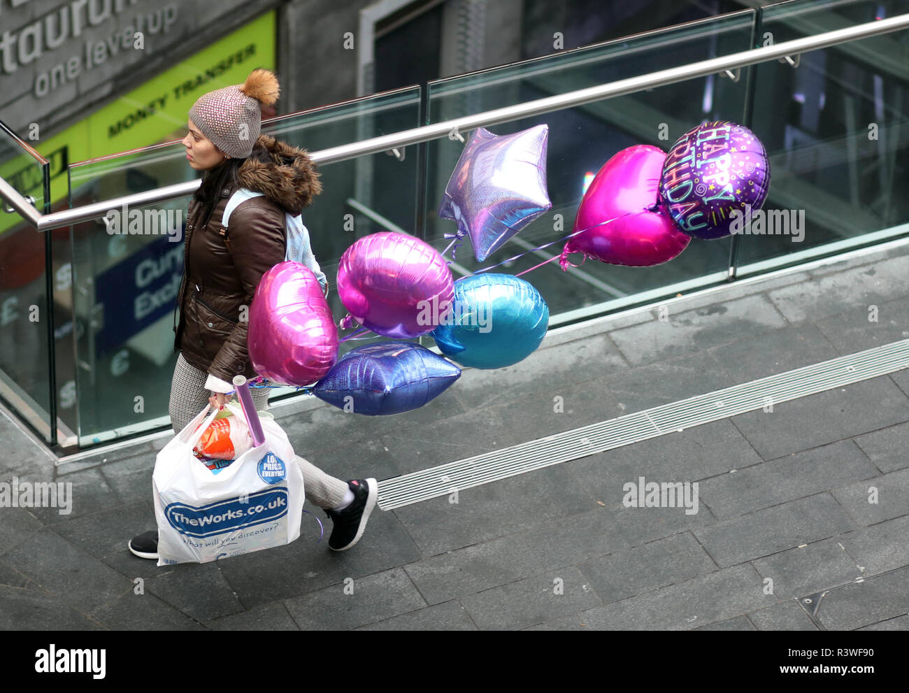 Bild zeigt: Black Friday sales chaotische Szenen an einem verpackt Westfield in Stratford East London Frau mit String von Ballons pic von Gavin Rodgers/ Stockfoto