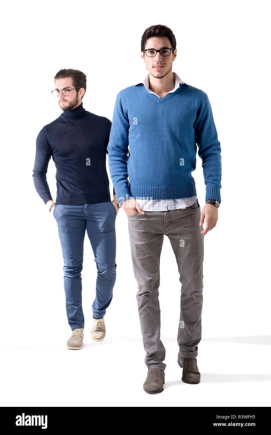 Zwei gut aussehende junge Männer mit Brille in der stilvollen Kleidung. Vollständige Abbildung studio Shot, isoliert auf weißem Stockfoto