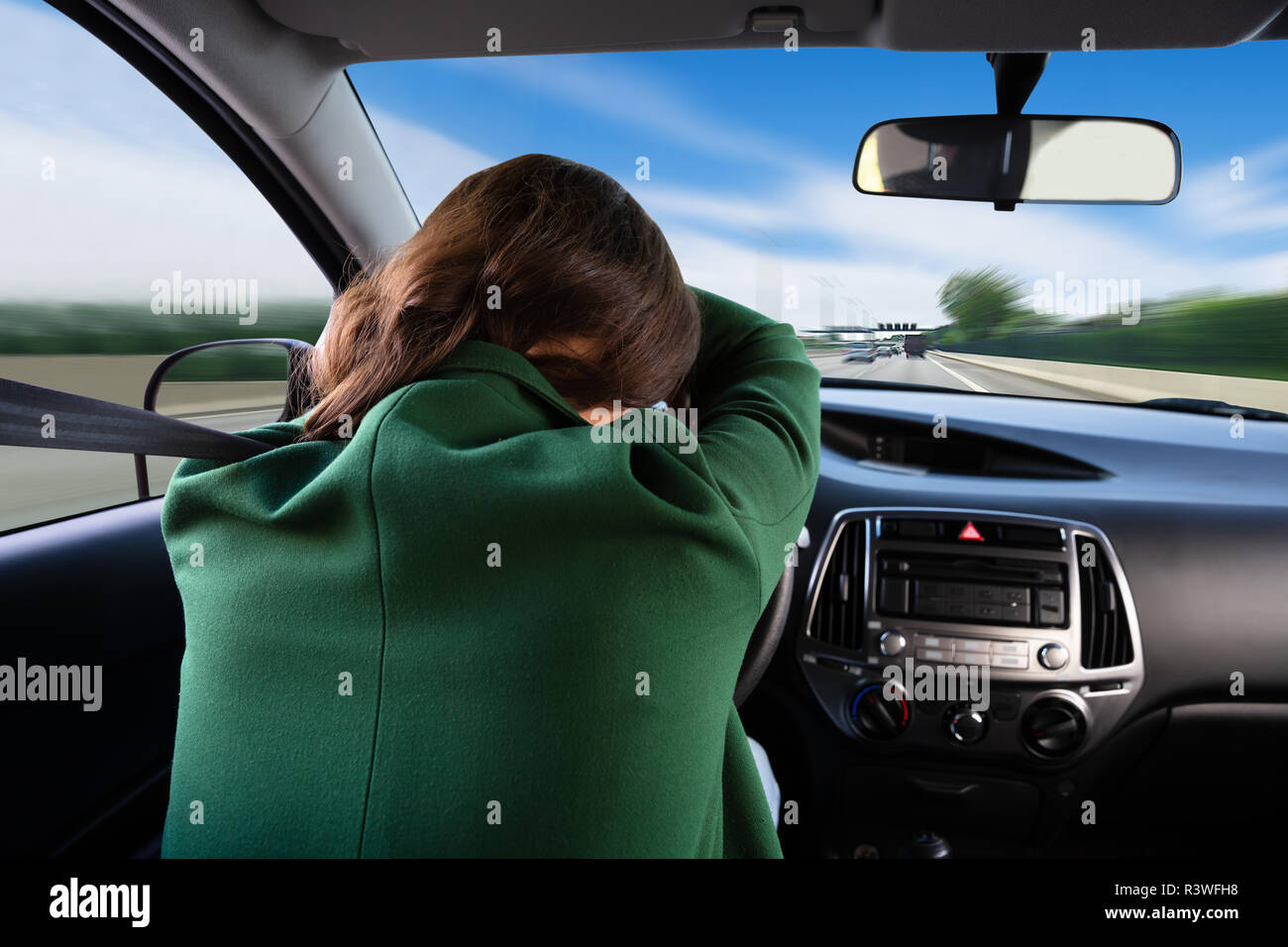 Rückansicht einer jungen Frau zu schlafen, während Sie mit dem Auto anreisen Stockfoto