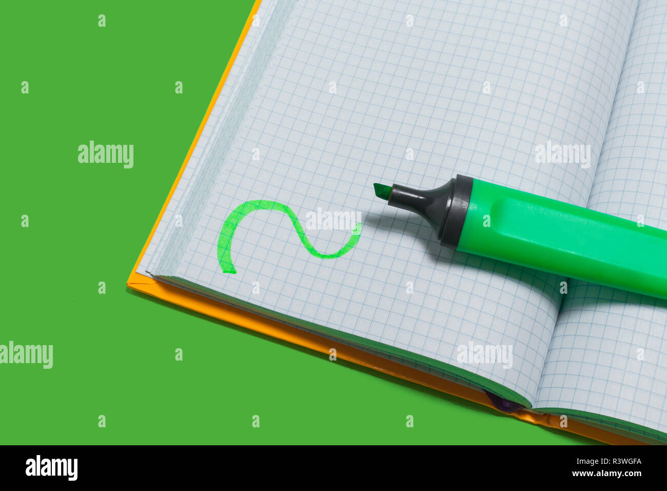 Geöffnet copybook und eine Markierung auf einer grünen Fläche Stockfoto