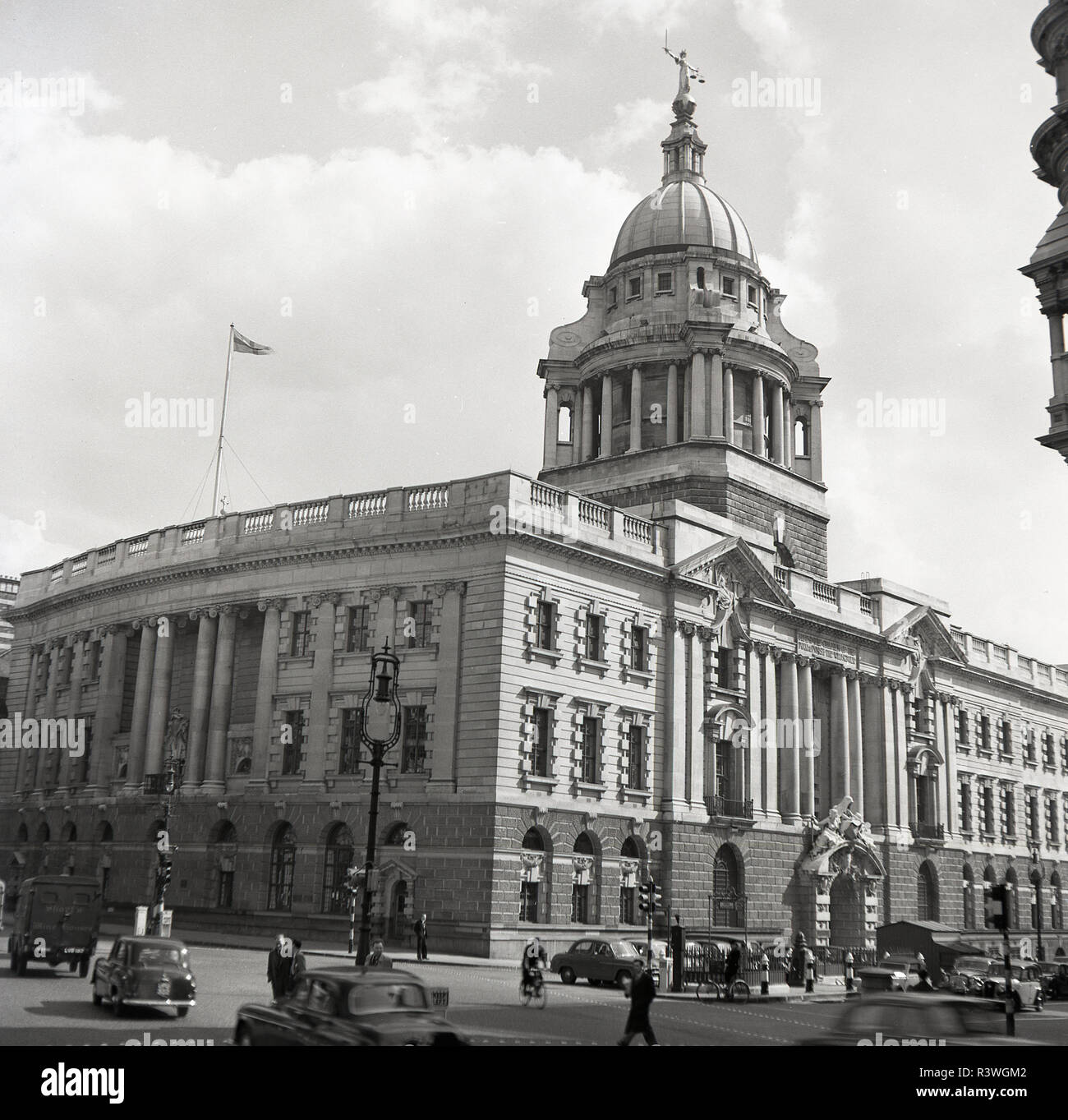 1950er Jahre, Äußere des Zentralen Strafgerichtshof in England und Wales in London, die besser als Old Bailey, eventuell die berühmte Strafgerichtshof in der ganzen Welt bekannt. Oben auf dem Gebäude ist eine Kuppel Struktur, auf der die Statue sitzt, "Lady". Stockfoto