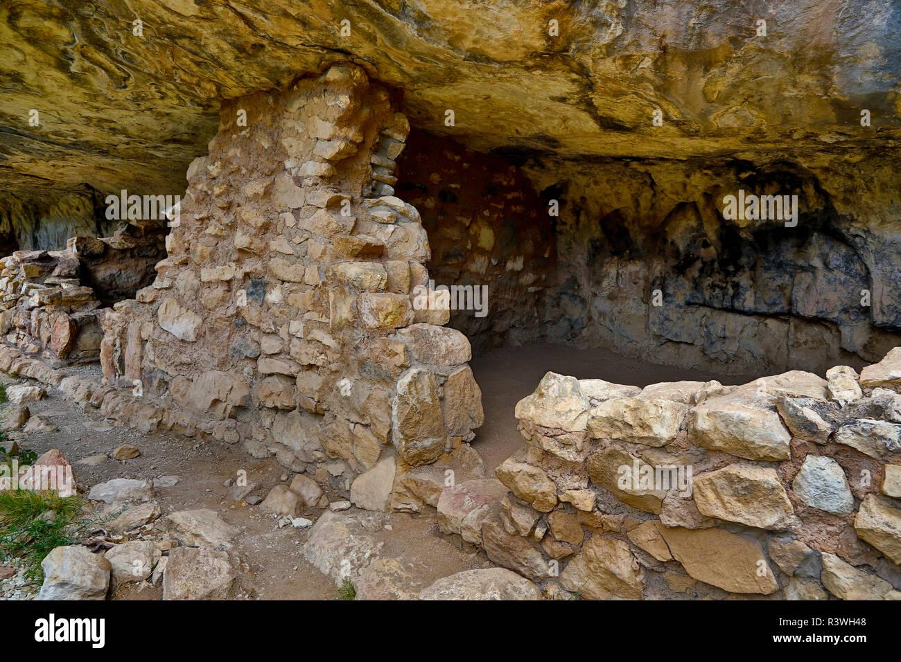 USA, Arizona. Alten Felsenwohnungen in Walnut Canyon National Monument. Stockfoto