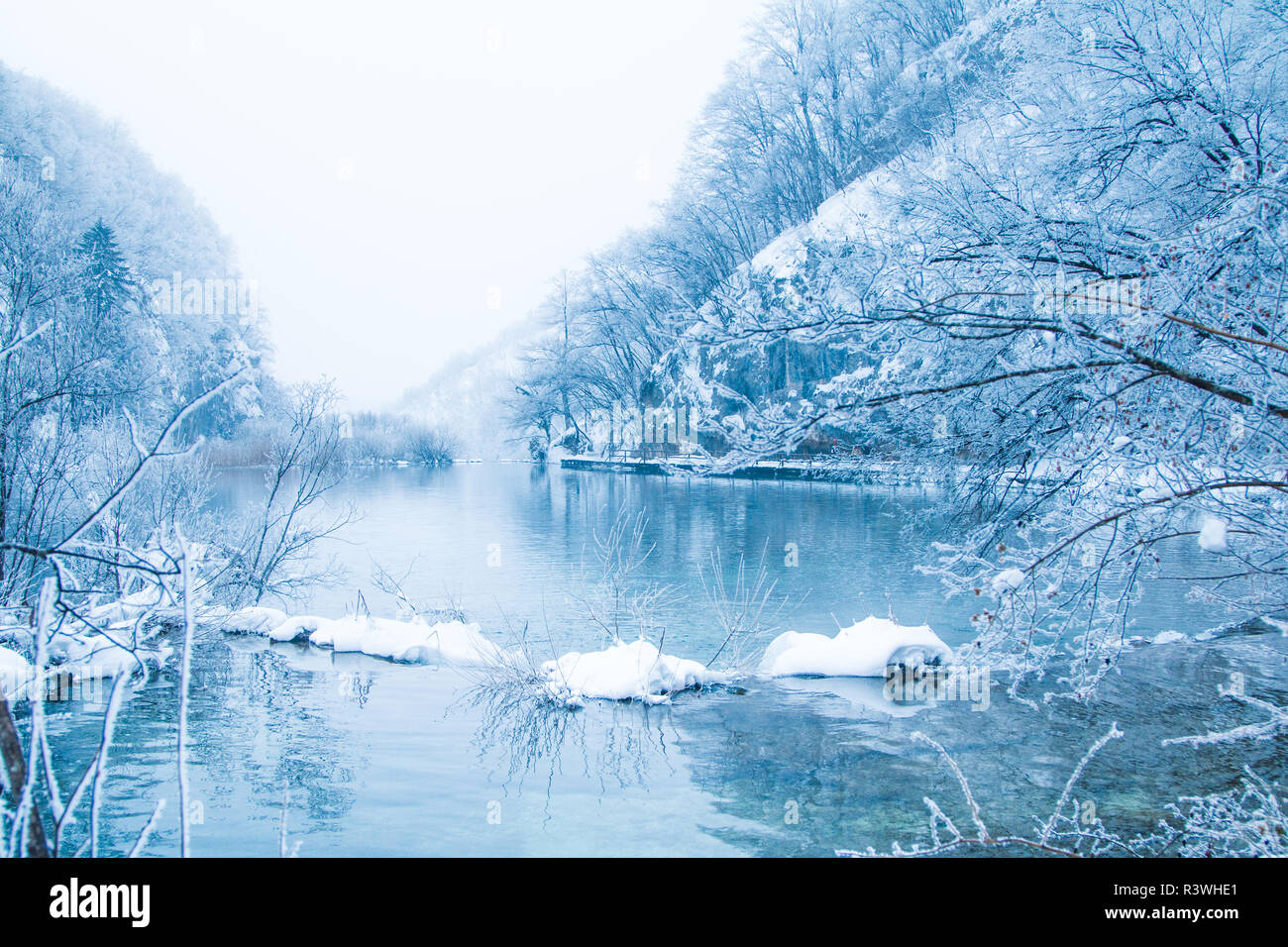 Kroatien, Plitivice, Winterlandschaft, gefrorene Wasserfälle und Seen in beliebten natur park Plitvicka jezera Stockfoto