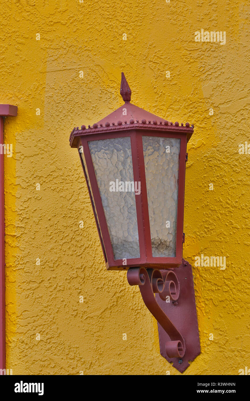 Lampen auf farbenfrohe Gebäude im Barrio Historic District, Tucson, Arizona Stockfoto