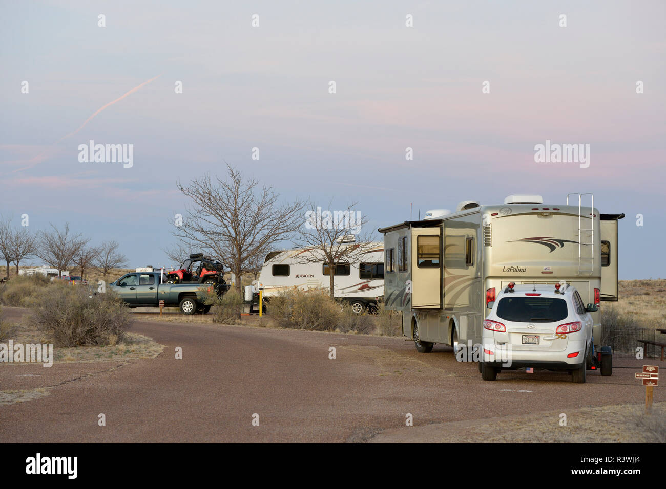 USA, Arizona. RVs an Homolovi State Park geparkt Stockfoto