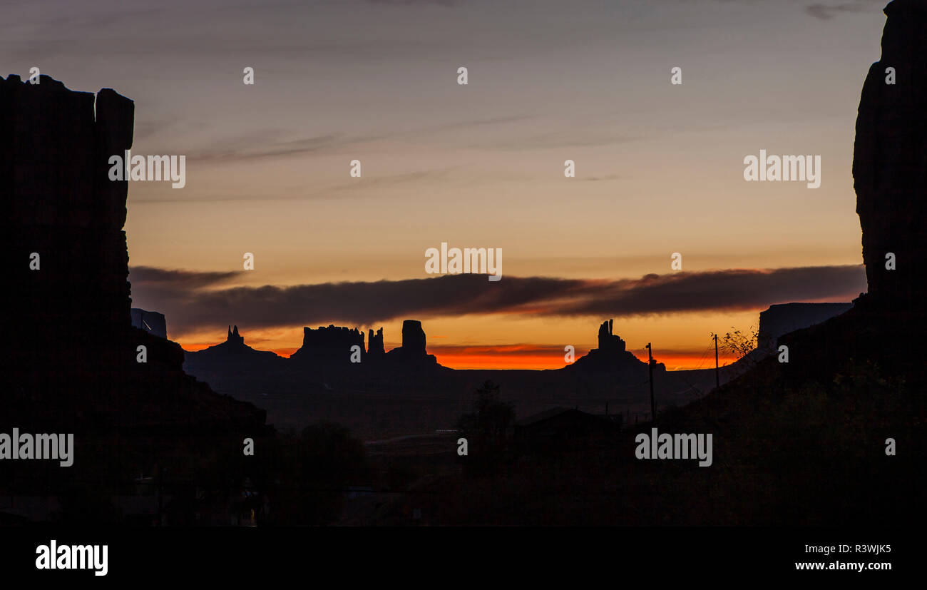 USA, Arizona. Monument Valley Sonnenaufgang von Goulding's. Stockfoto