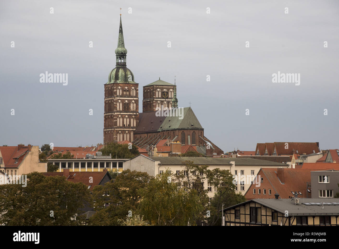 Stralsund ist eine Hansestadt in Mecklenbug-Vorpommern in Deutschland mit einigen berühmten Kirchen. Stockfoto
