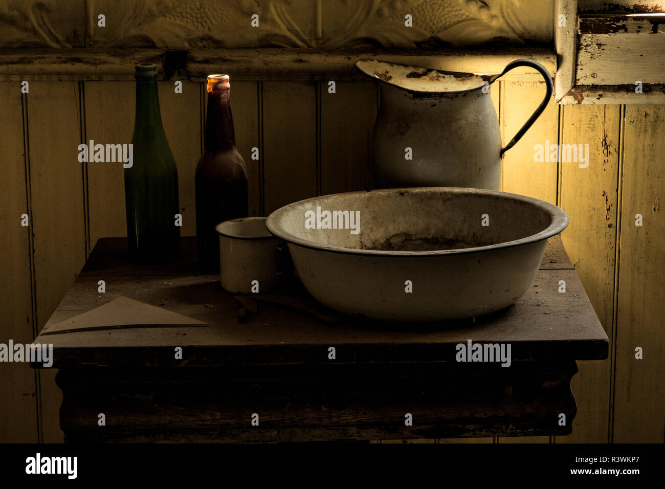 Flaschen, Waschbecken, und Wasserkrug, Bodie State Historic Park, Kalifornien. Stockfoto