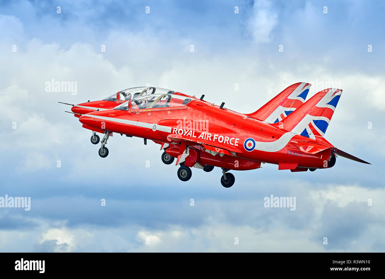 Zwei der RAF Red Arrows display Team aus in enger Formation. Stockfoto