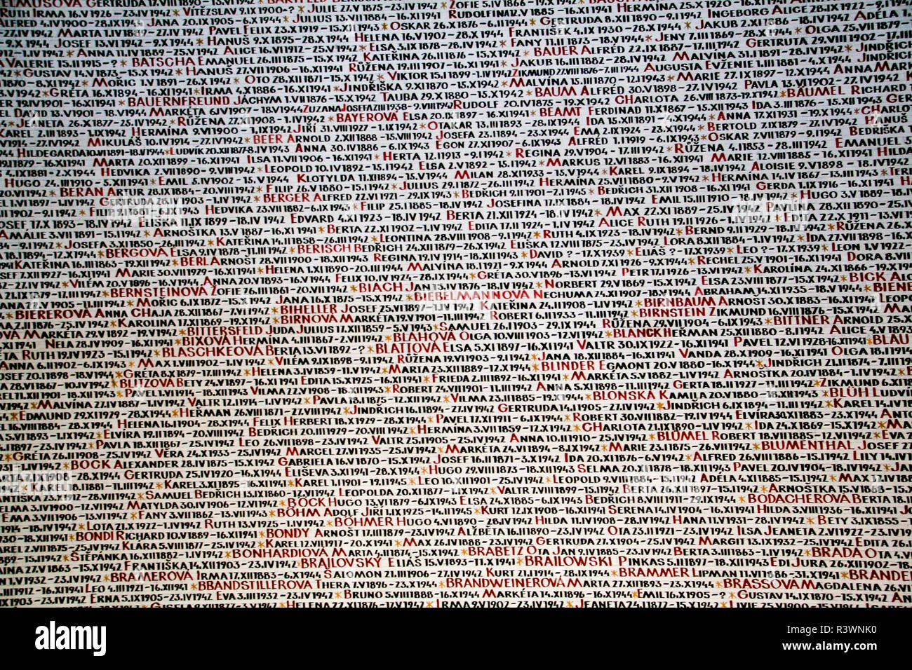 Die Wände der Pinkas-synagoge mit den Namen der Opfer des Holocaust, in Prag in der Tschechischen Republik Stockfoto