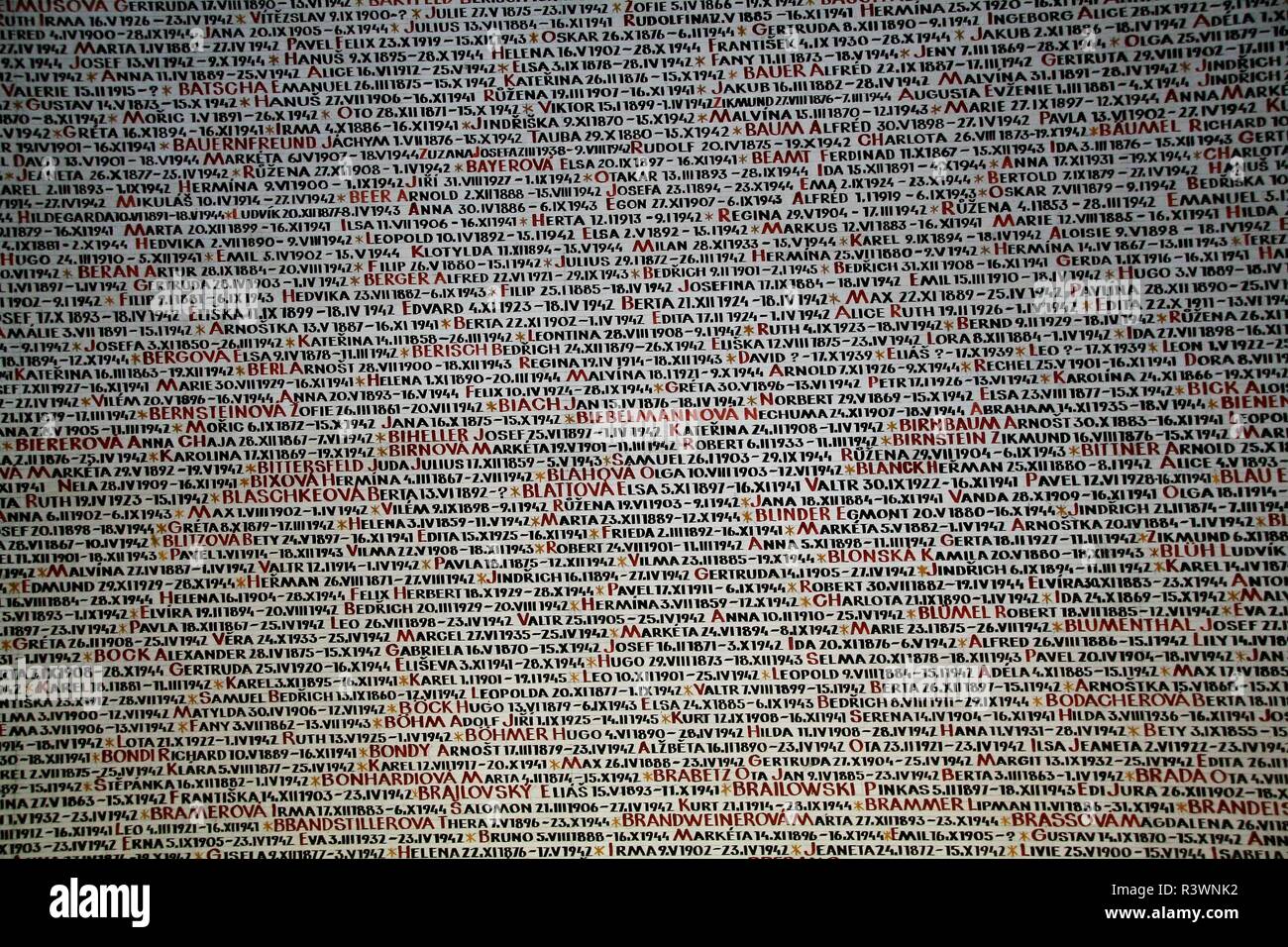 Die Wände der Pinkas-synagoge mit den Namen der Opfer des Holocaust, in Prag in der Tschechischen Republik Stockfoto