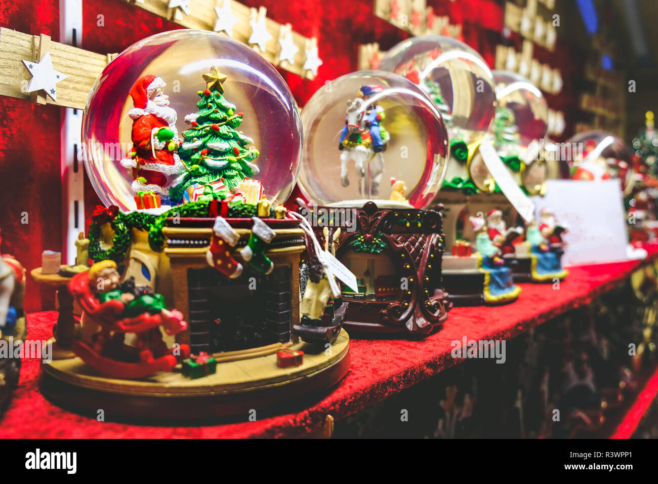 Weihnachten Schneekugel Hintergrund crystal ball mit Santa Claus und christmas tree Innen Stockfoto