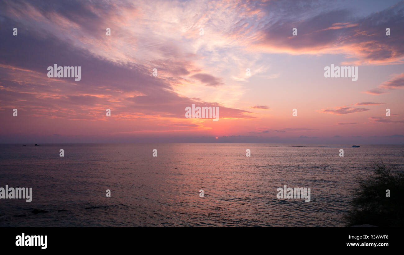 Sonnenuntergang auf dem Meer. Italienische Landschaft. Stockfoto
