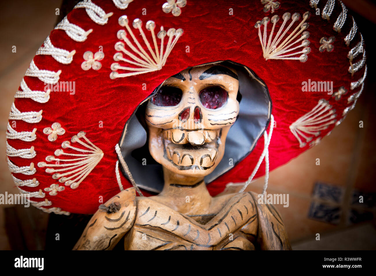 Mexiko, Baja California Sur, Todos Santos. Dia de los Muertos Skelett und Sombrero. Stockfoto