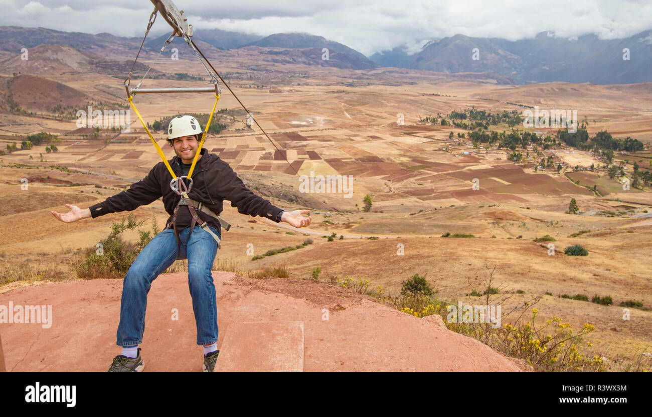 Bezirk Cusco, Peru. Touristen genießen die "Weltweit längste Zip Line" (MR) Stockfoto