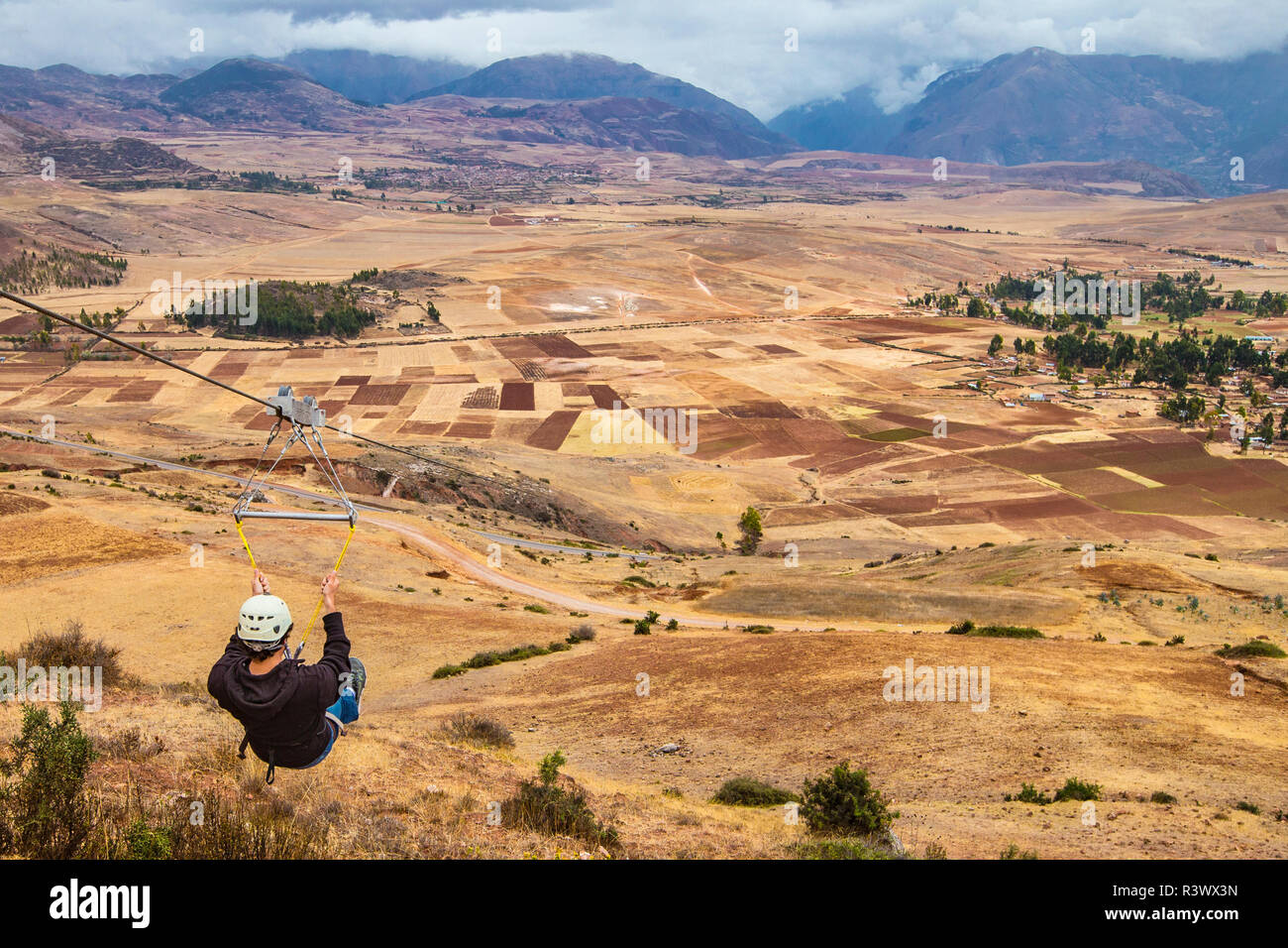 Bezirk Cusco, Peru. Touristen genießen die "Weltweit längste Zip Line" (MR) Stockfoto