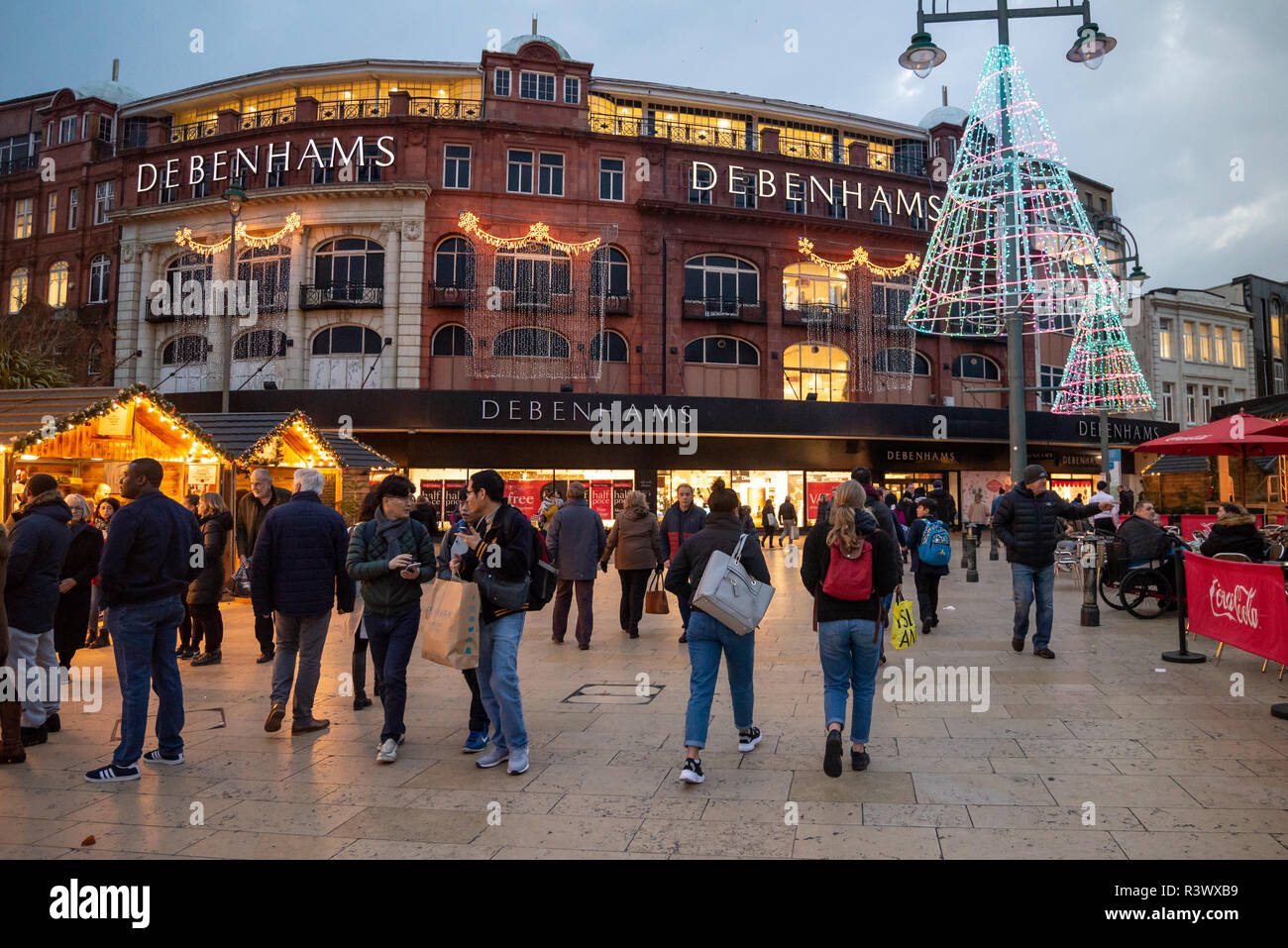 The Square, Bournemouth, Dorset, UK, vor dem Kaufhaus Debenhams. Festliche Szene mit Weihnachtsmarkt und Einkäufern. 2018 Stockfoto